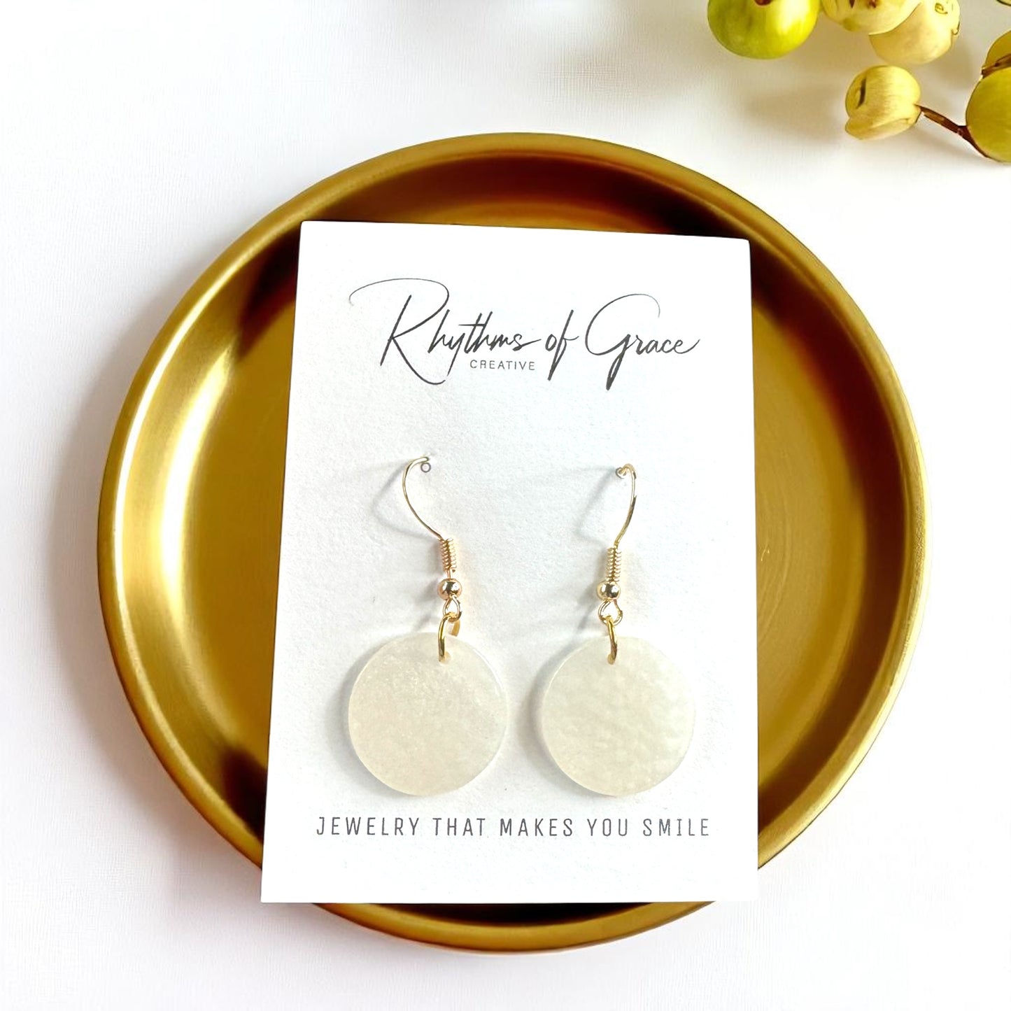 Chic White Marbled Dangle Earrings - Elegant Round Drop Jewelry