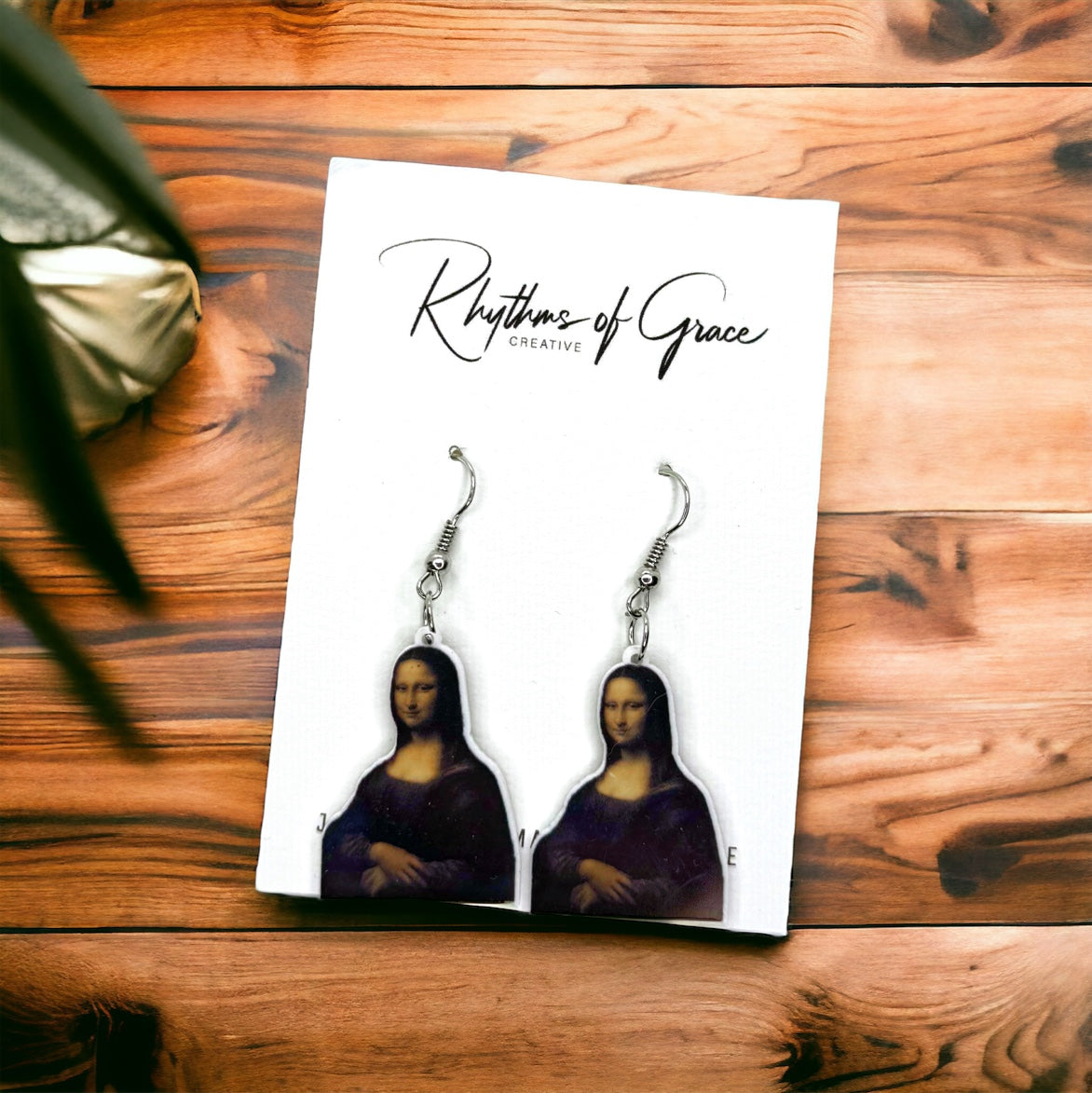 Mona Lisa Dangle Earrings: Wear a Masterpiece! 🎨