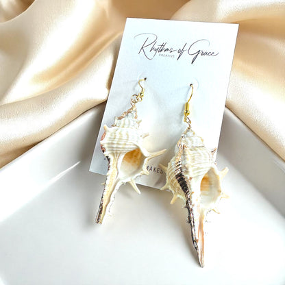 Dive into the Ocean Vibes with Our Seashell Dangle Earrings!