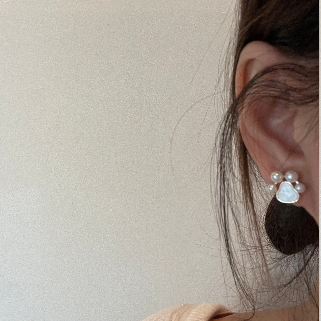 Sparkle with Style: Pearl Paw Print Stud Earrings! 🐾