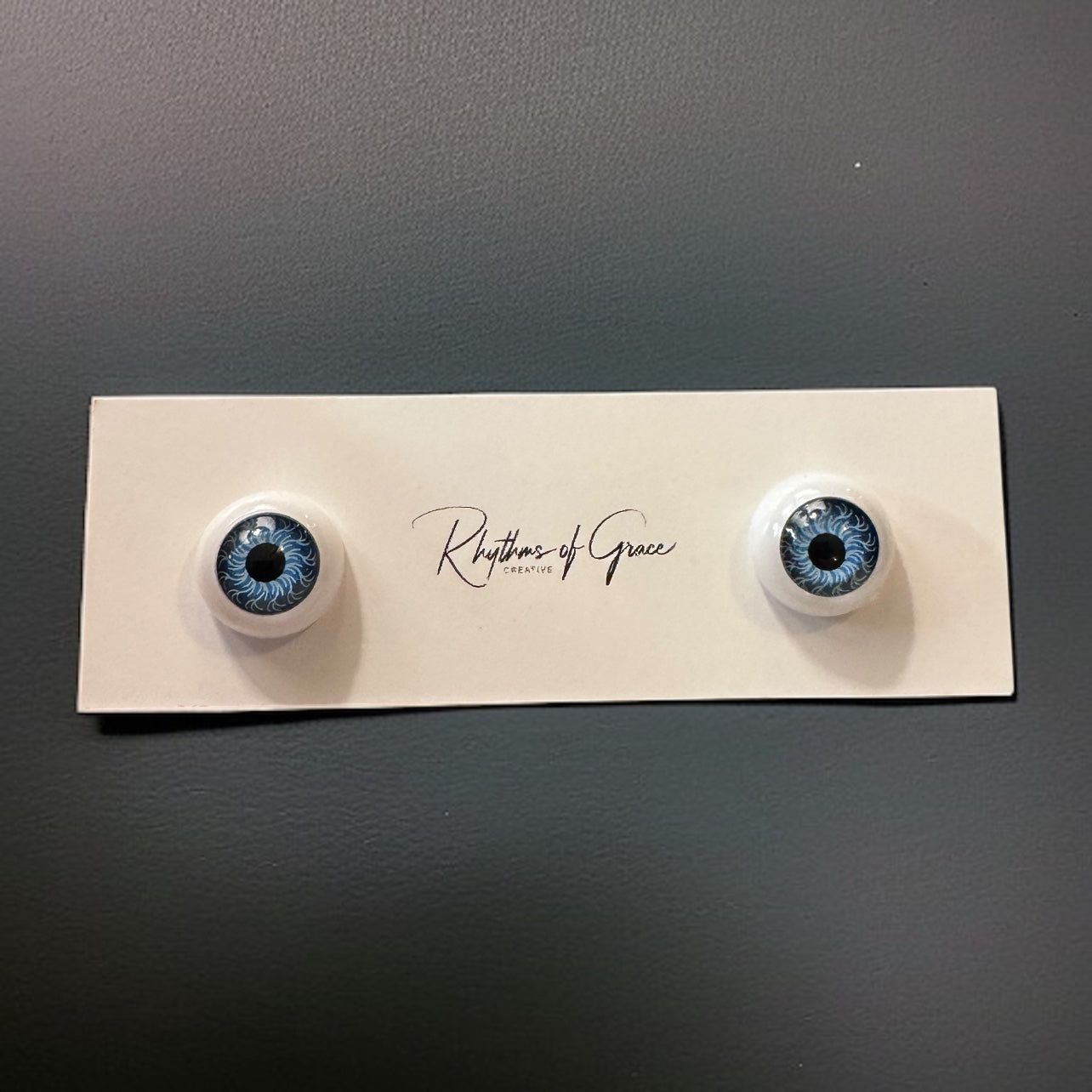 Spook-tacular Eyeball Stud Earrings – Halloween Delight! 👁️