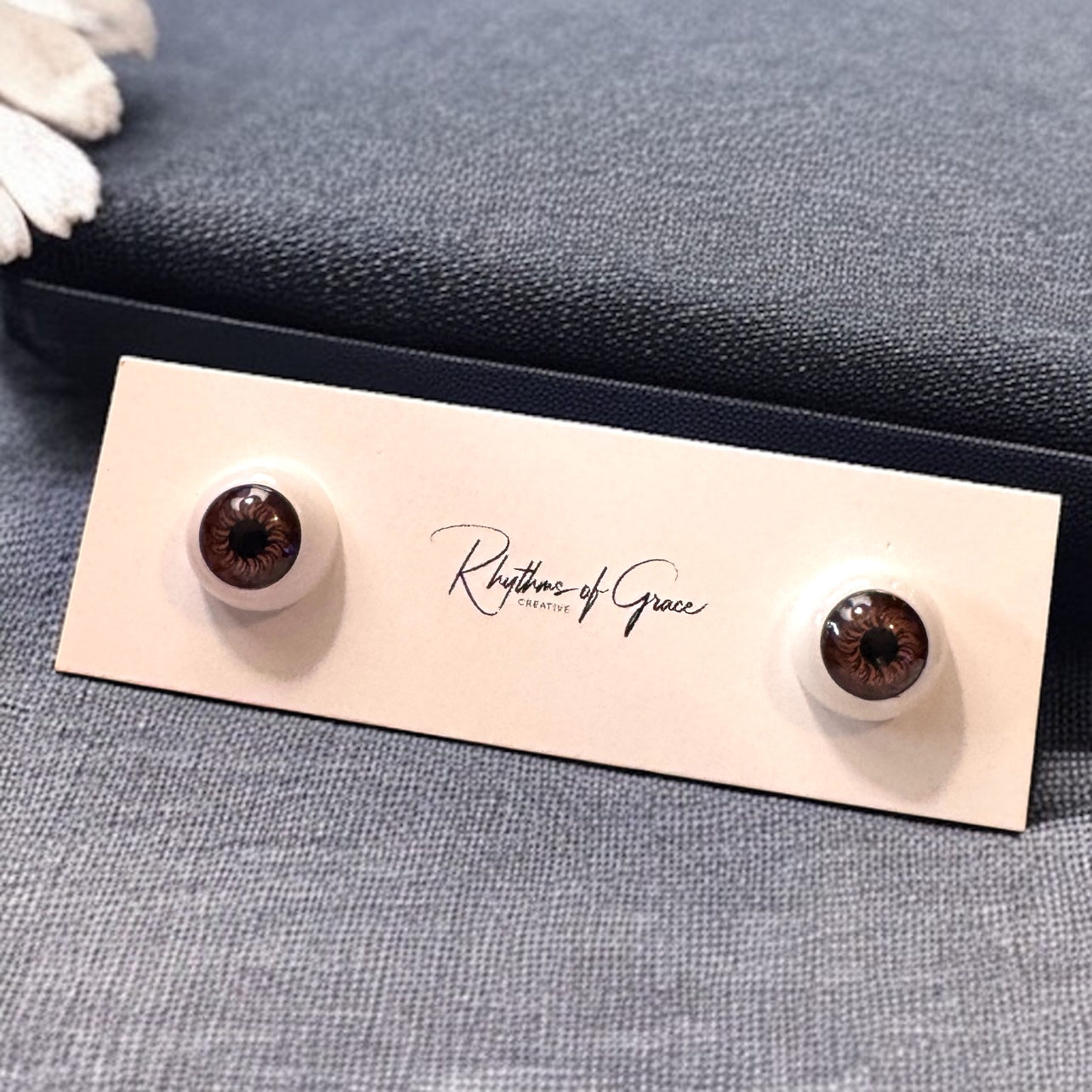 Spook-tacular Eyeball Stud Earrings – Halloween Delight! 👁️