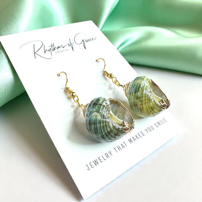 Dive into the Ocean Vibes with Our Seashell Dangle Earrings!