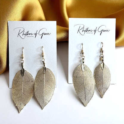 Delicate Gold Leaf Earrings – Nature's Elegance for Your Ears! ✨