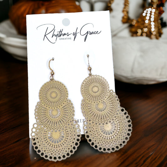 Khaki Dangle Earrings: A Touch of Elegance!
