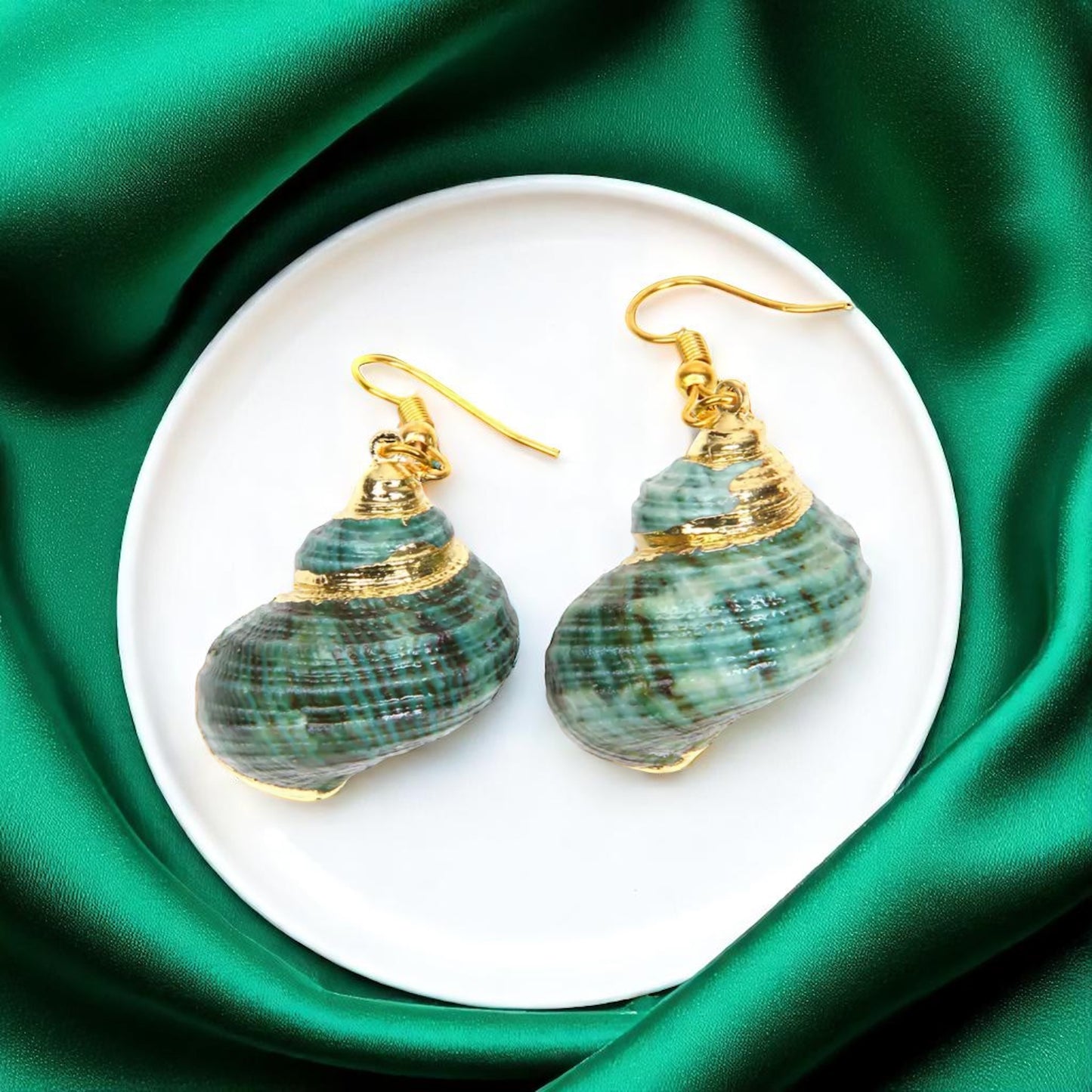 Dive into the Ocean Vibes with Our Seashell Dangle Earrings!