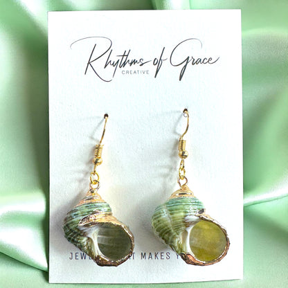 Dive into the Ocean Vibes with Our Seashell Dangle Earrings!