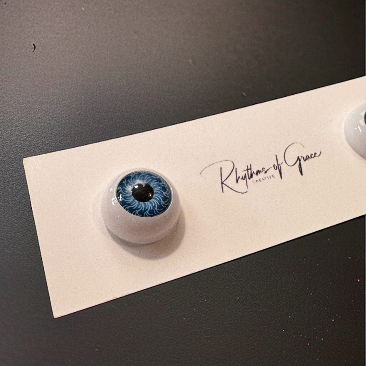 Spook-tacular Eyeball Stud Earrings – Halloween Delight! 👁️