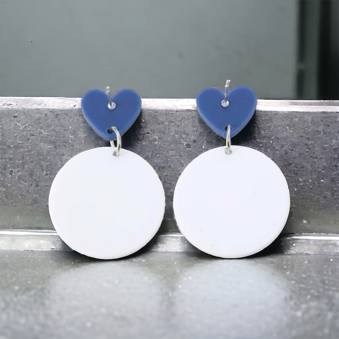 Blooming Beauty: Blue Flower Earrings to Enchant Your Look!