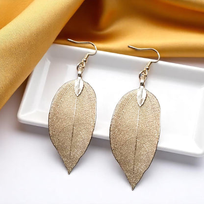 Delicate Gold Leaf Earrings – Nature's Elegance for Your Ears! ✨