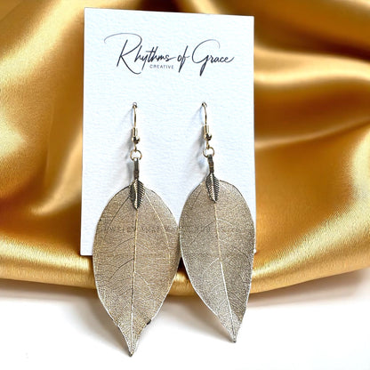 Delicate Gold Leaf Earrings – Nature's Elegance for Your Ears! ✨