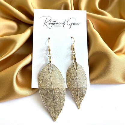 Delicate Gold Leaf Earrings – Nature's Elegance for Your Ears! ✨
